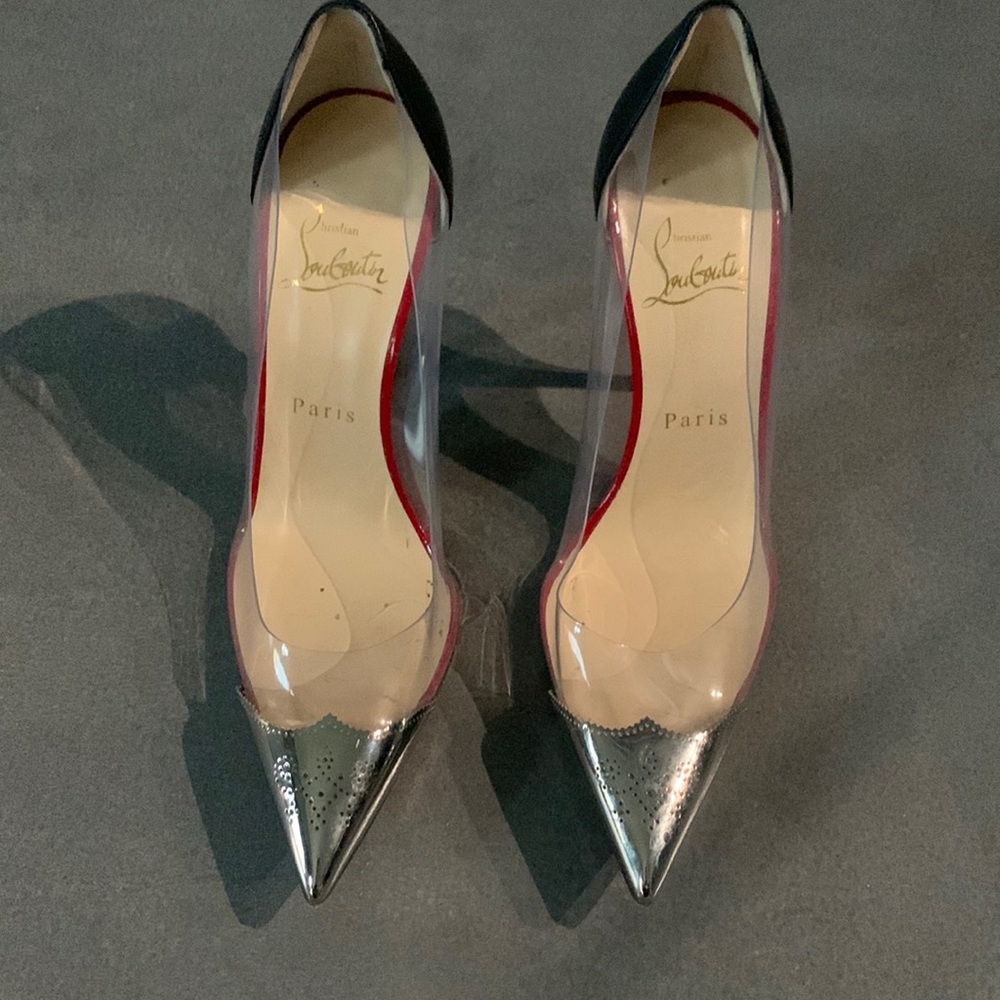 Barely worn pumps with metal point